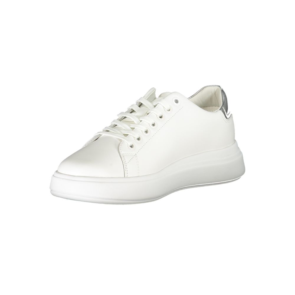 Sneaker aus weißem Stoff