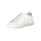 Sneaker aus weißem Stoff