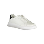 Schlichte weiße Sneakers mit kontrastierenden Akzenten